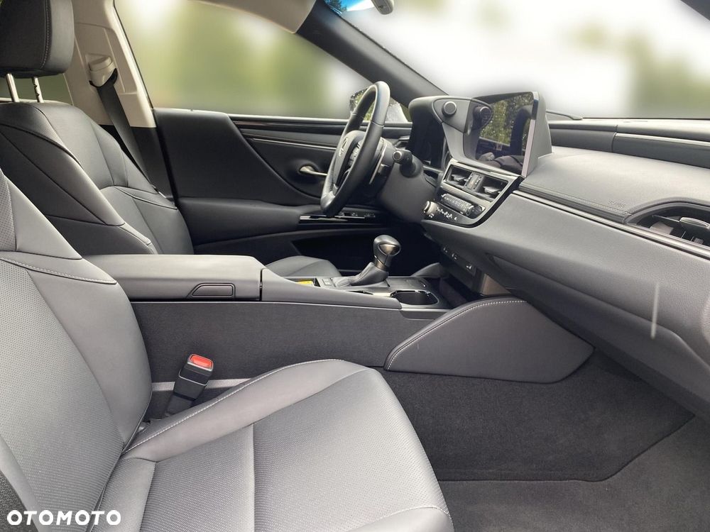 Lexus ES 300h F Sport Design - 10