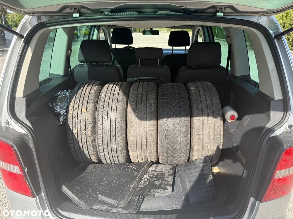 Volkswagen Touran 2.0 TDI Highline - 15