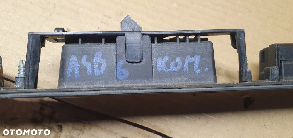 Blenda klapy bagażnika mikrostyk podświetlenie Audi A3 8P A4 B6 8P0827574 - 8
