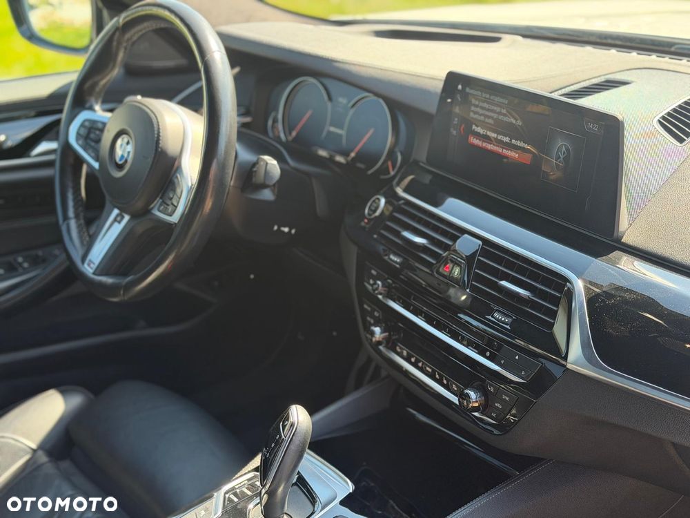 BMW Seria 5 M550i xDrive sport - 35