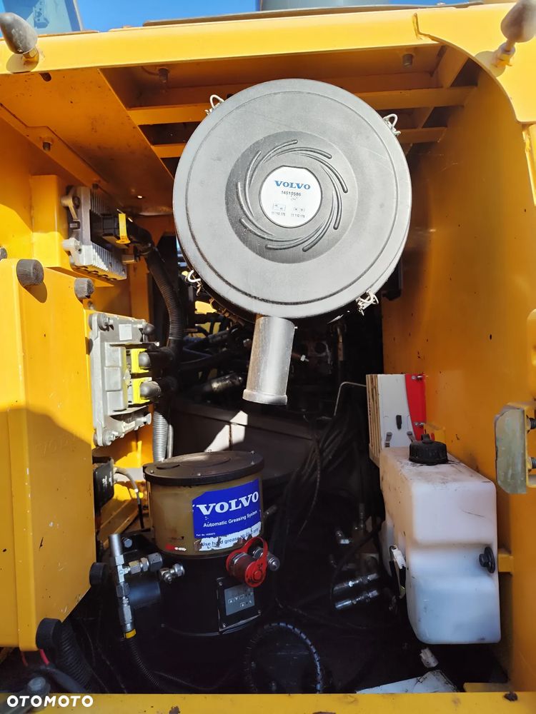 Volvo EC 220 DL - 16