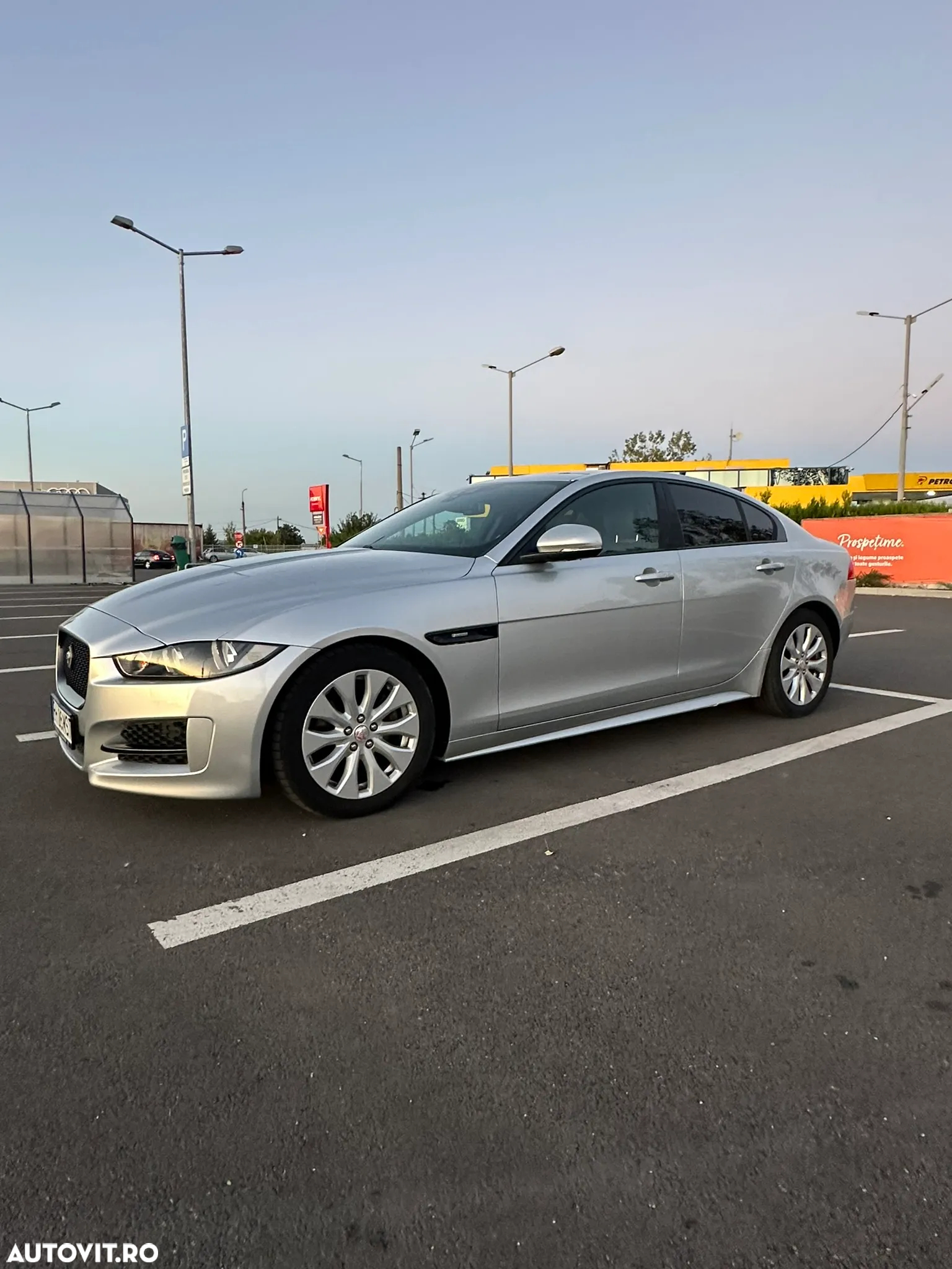 Jaguar XE 2.0 R-Sport - 5