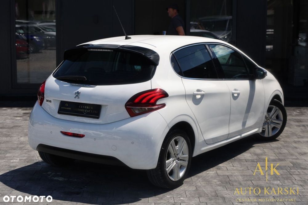 Peugeot 208 - 8