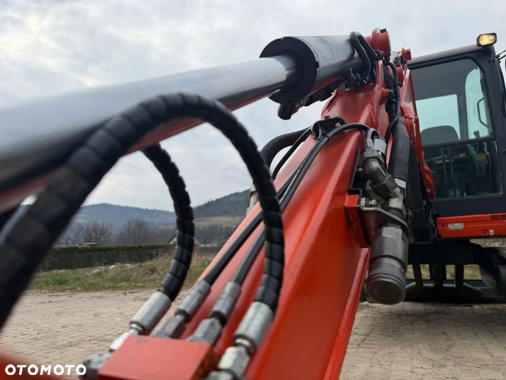 Kubota U27 Minikoparka koparka gąsienicowa 2.8 tony. jak Nówka sztuka z salonu! 2017 rok. 2200mtg. Przywieziona z Gospodarstwa Norweskiego! Zadbana Maszyna ani deka luzów i wycieków. Aktualna Dekra dokumentacja BMWT! Szybkozłącze Hydrauliczne. Szybka wolna jazda.Zamki na tłokach. Wersja Norweska!! OKAZJA - 22