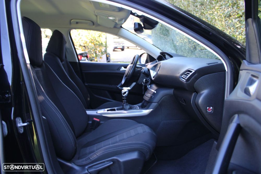 Peugeot 308 1.2 PureTech Allure Pack - 26