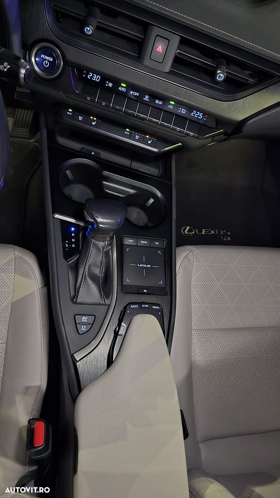 Lexus UX - 25