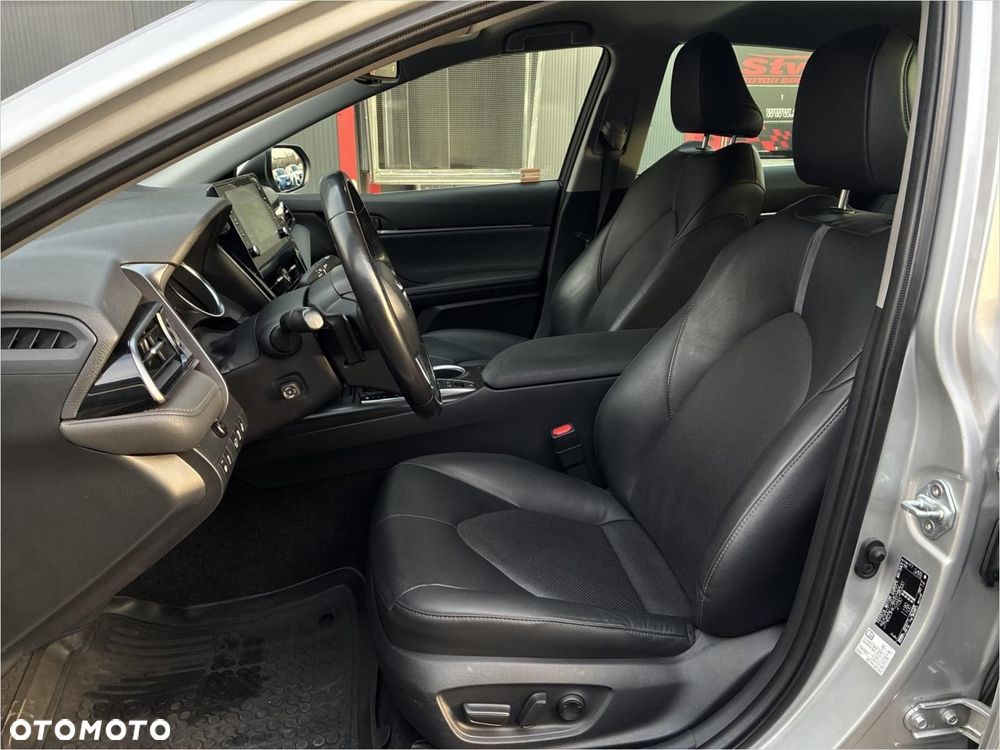 Toyota Camry 2.5 Hybrid Executive CVT - 17