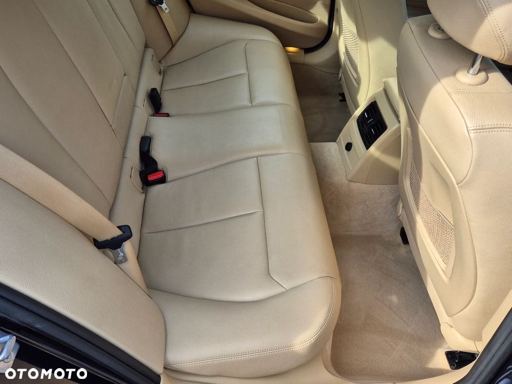 BMW Seria 3 318d Luxury Line - 20