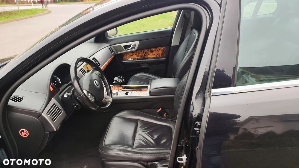 Jaguar XF 2.7 V6 Premium Luxury - 4