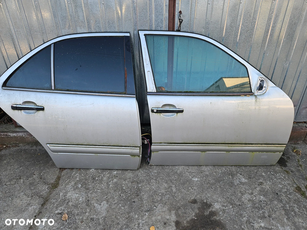 MERCEDES W 210 DRZWI PRAWE PRZOD TYL SREBRNE WAWA