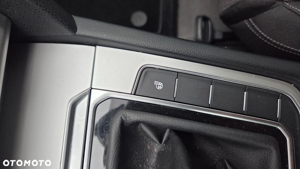 Volkswagen Passat Variant 2.0 TDI SCR DSG Comfortline - 16