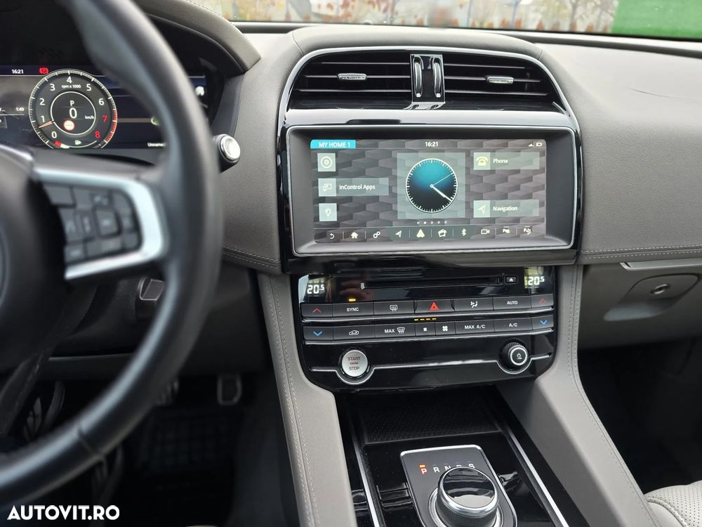 Jaguar F-Pace 30t AWD Portfolio - 24