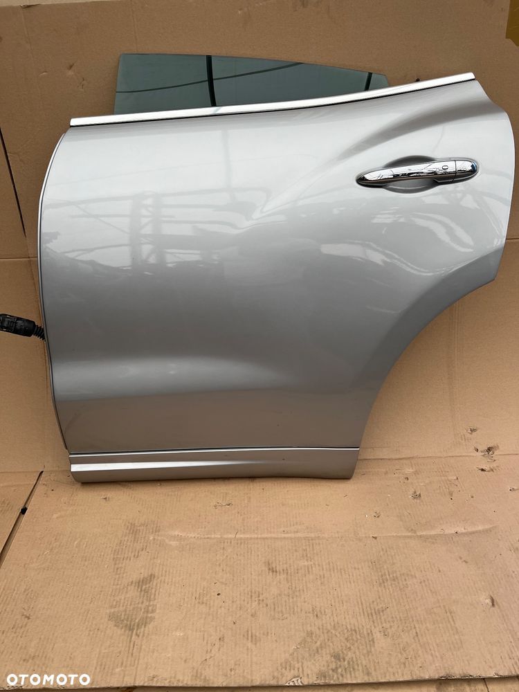 MASERATI LEVANTE TYLNE LEWE DRZWI KOMPLETNE