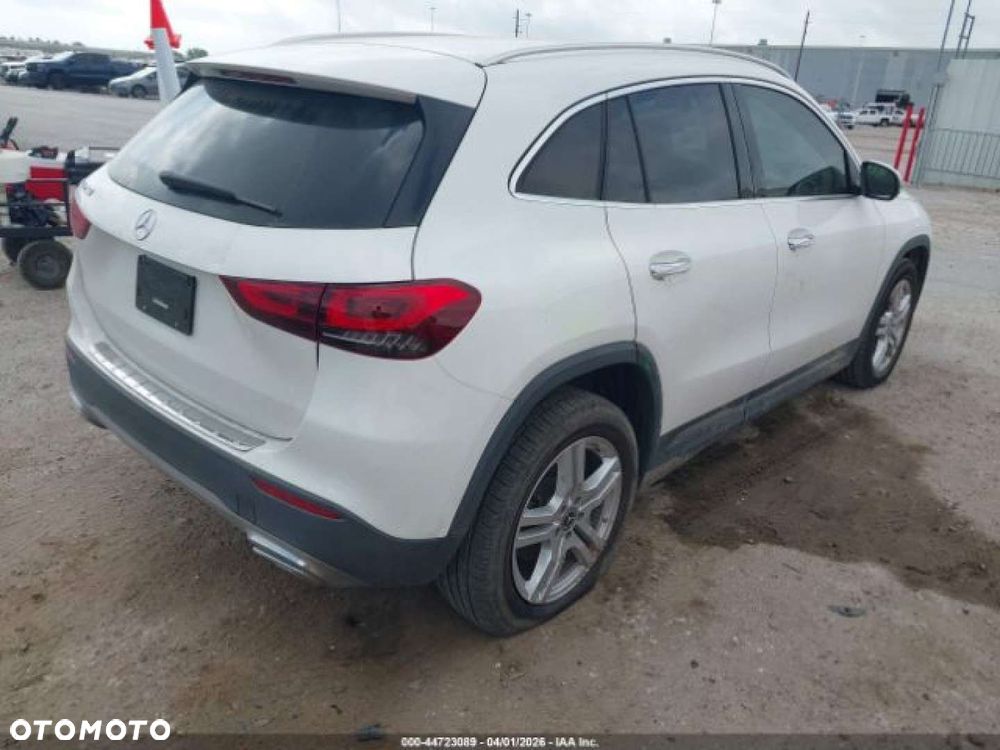 Mercedes-Benz GLA - 8