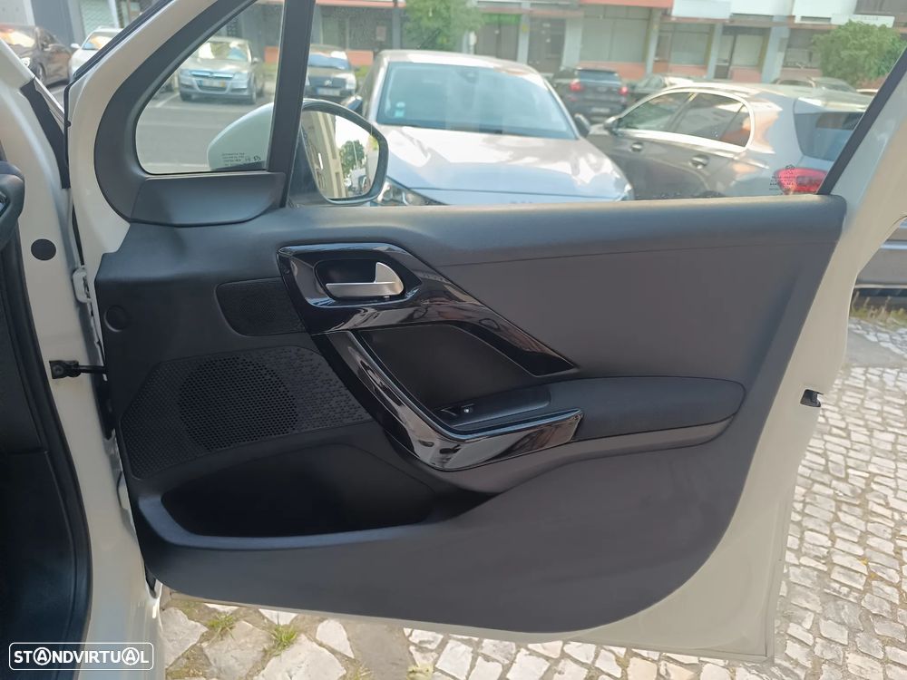 Peugeot 208 1.2 VTi SE Style - 25