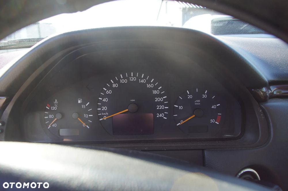 Auto na części - Mercedes E-Klasa W210 Lift 220 CDI 2.2 CDI 143 KM 611961 722699 623 1999R Silnik Skrzynia Maska Klapa Drzwi Szyba Lusterko Klamka Błotnik Deska Kokpit Sterownik Moduł Licznik - 12