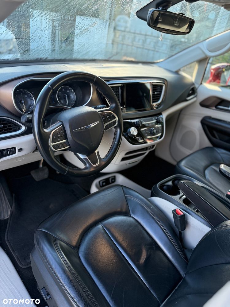 Chrysler Pacifica - 12