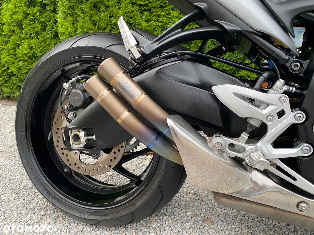 Suzuki GSX - 17