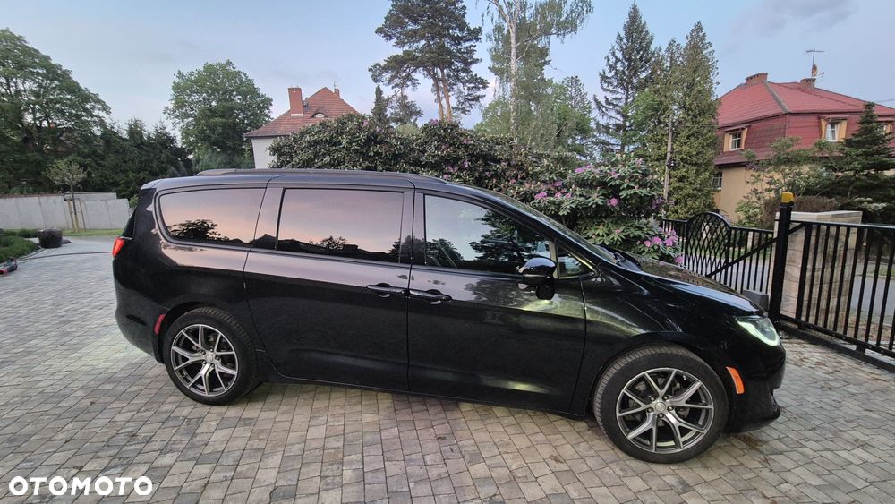 Chrysler Pacifica - 2
