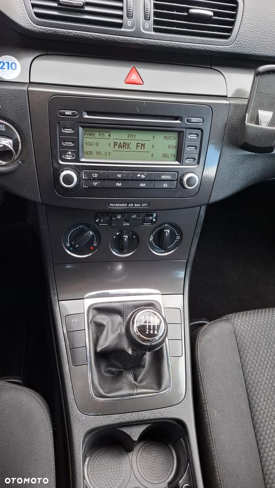 Volkswagen Passat 1.6 FSI Trendline - 19