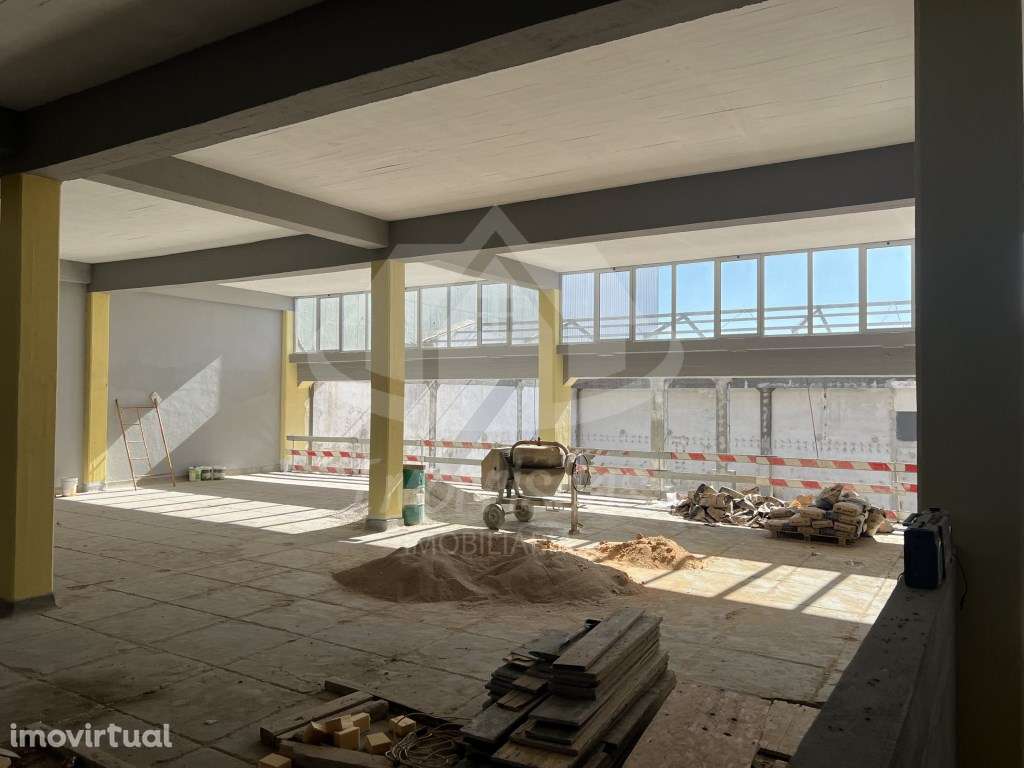 Armazém com área bruta de 1.750 m², em remodelação total no Prior V... - Grande imagem: 4/21