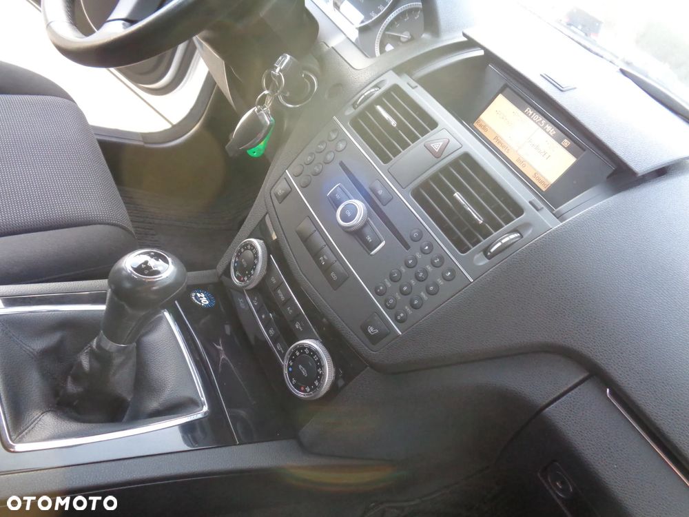 Mercedes-Benz Klasa C 180 CGI BlueEFFICIENCY Avantgarde - 18