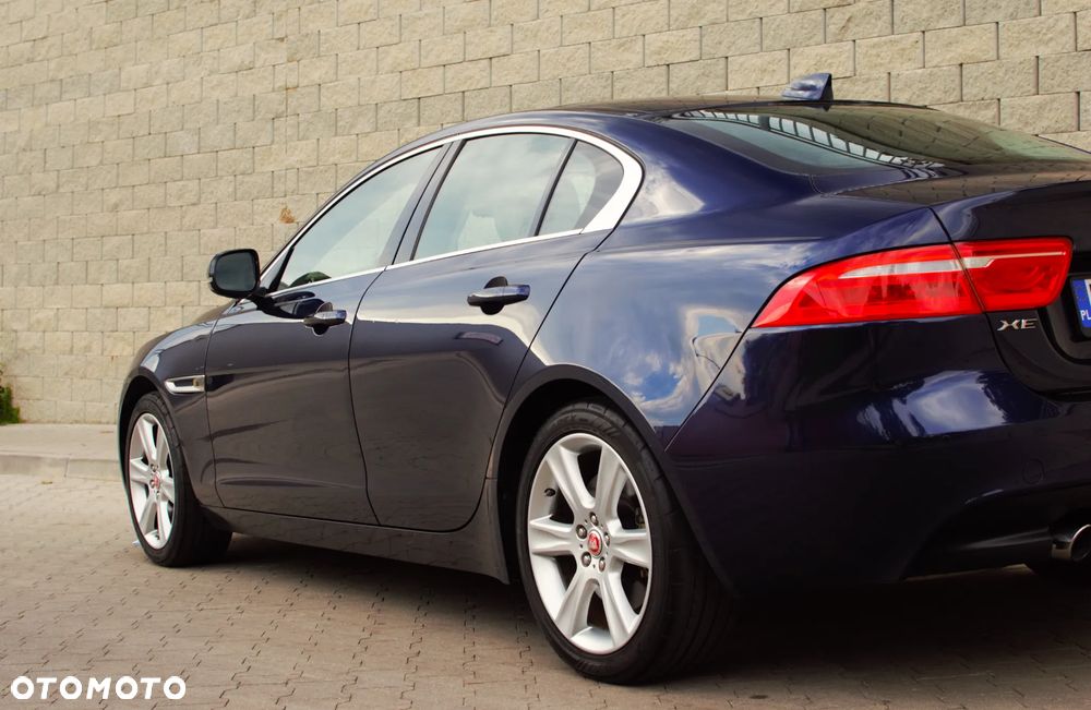 Jaguar XE 25t Prestige - 4