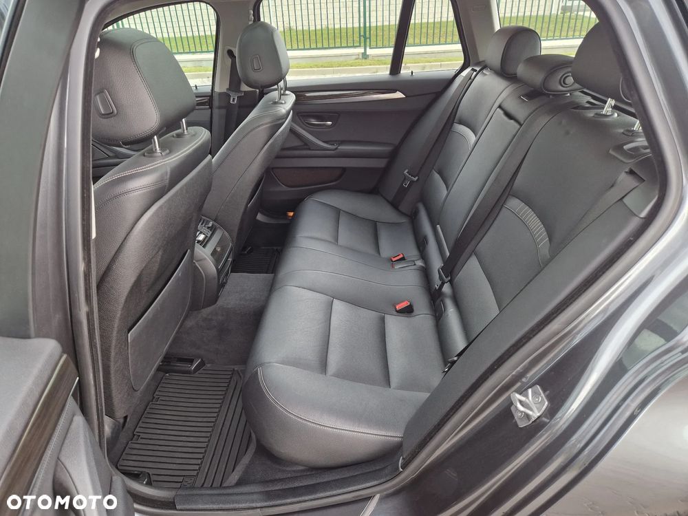 BMW Seria 5 525d Touring Luxury Line - 11
