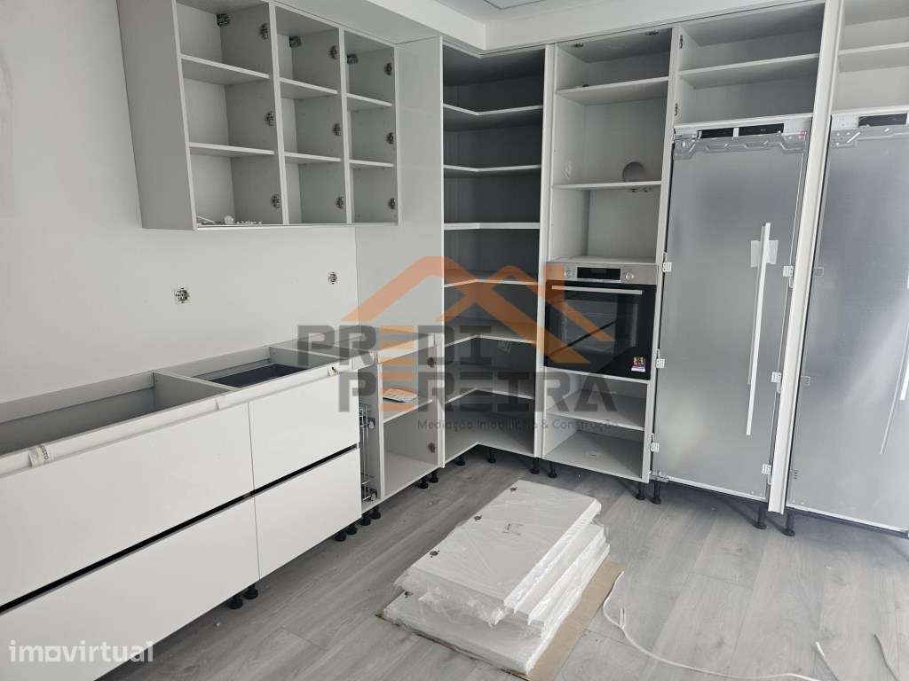Situada na zona da Ramada/Caneças, fantástica moradia T3+1. - Grande imagem: 5/60