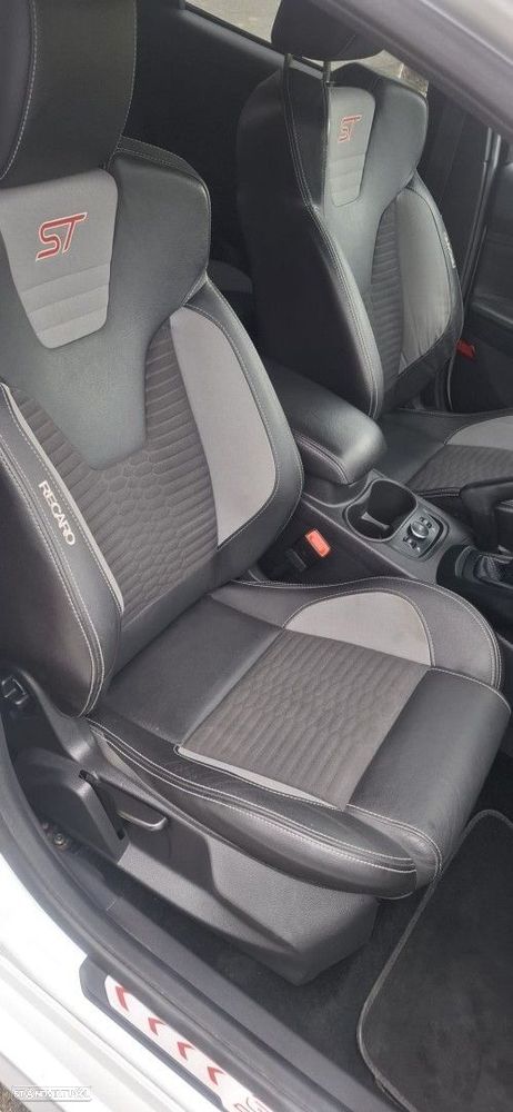 Ford Focus 2.0 EcoBoost ST c/ Pack Pele Desportiva - 12