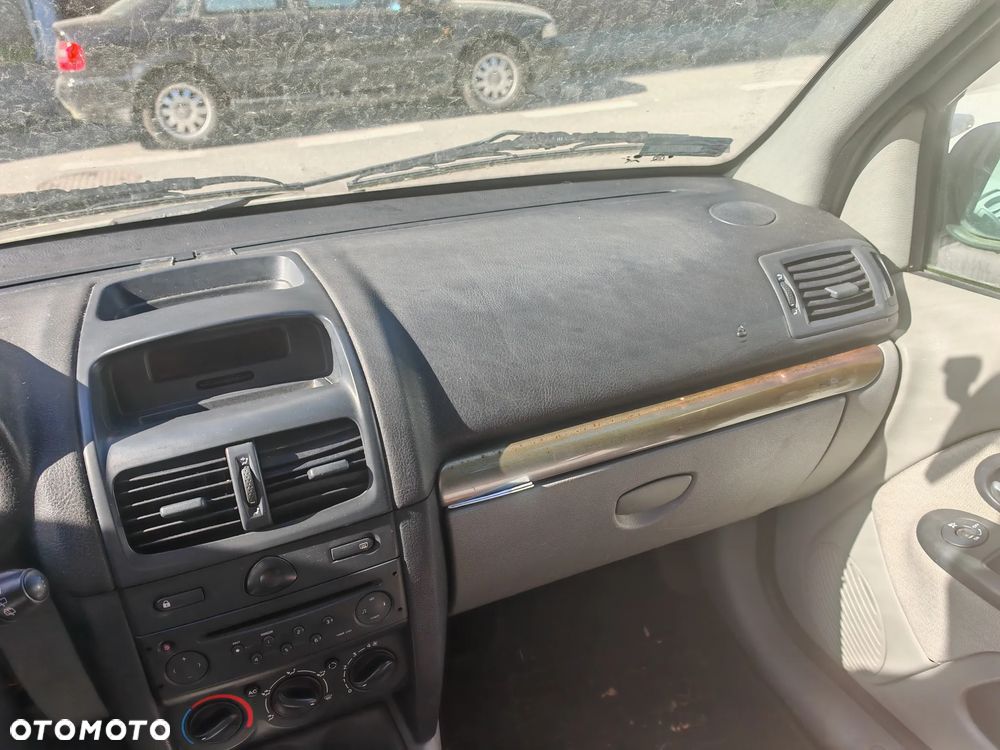Renault Clio 1.4 16V Privilege - 16