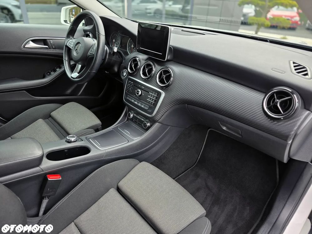 Mercedes-Benz GLA 180 7G-DCT Style - 16