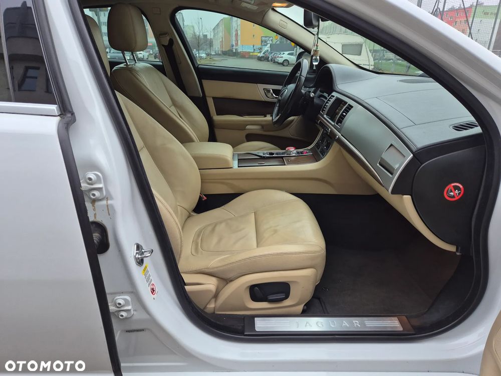 Jaguar XF - 14