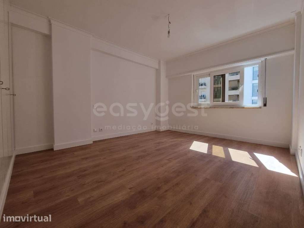 Apartamento T3 Estrada da Luz com parqueamento e arrecadação - Grande imagem: 5/23