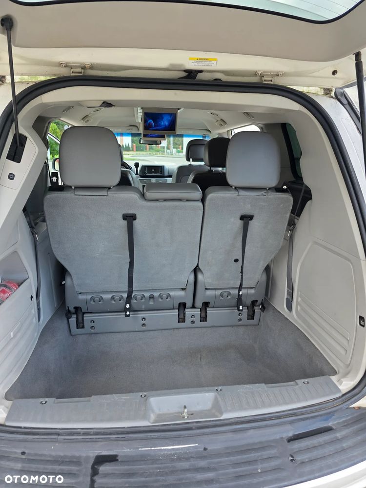 Volkswagen Routan - 13