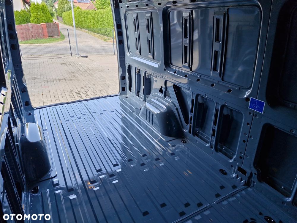 Mercedes-Benz Sprinter - 11
