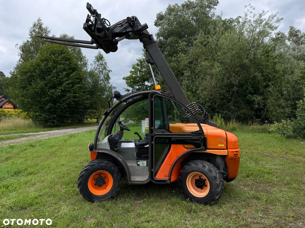 Ausa T204 H. JAPOŃSKA Ładowarka Teleskopowa 4,2 metra Wysuw. Udźwig 2,2 tony. Rozsuwanie wideł HYDRAULICZNE.  Maszyna Jak Nowa z Salonu. Pochodzi z Gospodarstwa Norweskiego! 2017rok. przebieg tylko 3800mtg. Silnik Kubota 4cylindry!  ZERO ZUŻYCIA ORYGINAŁ.  Ani Deka luzów i wycieków. Aktualna DEKRA BMWT. Bardzo mały i zgrabny sprzęt o potężnej wydajnośći. Opony Nowe! Szybka wolna jazda. 3 tryby skrętu! Pełne sterowanie z dżojstika! Wersja Norweska! Kilka dodatkowych wyjść Hydraulicznych! Jazda Hydrostatic Wielka Okazja - 34