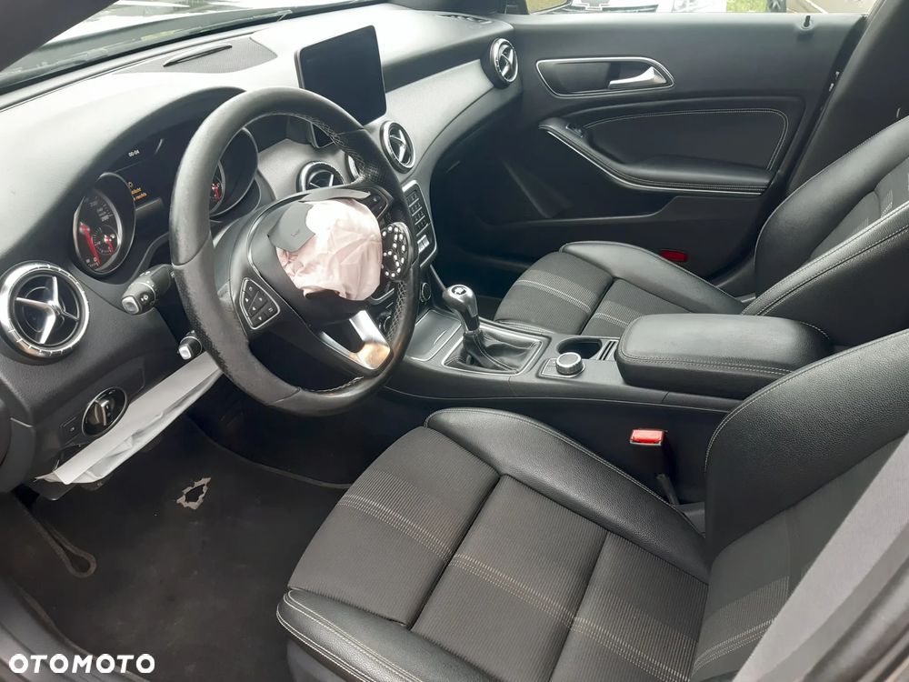 Mercedes-Benz CLA 180 Peak Edition - 14