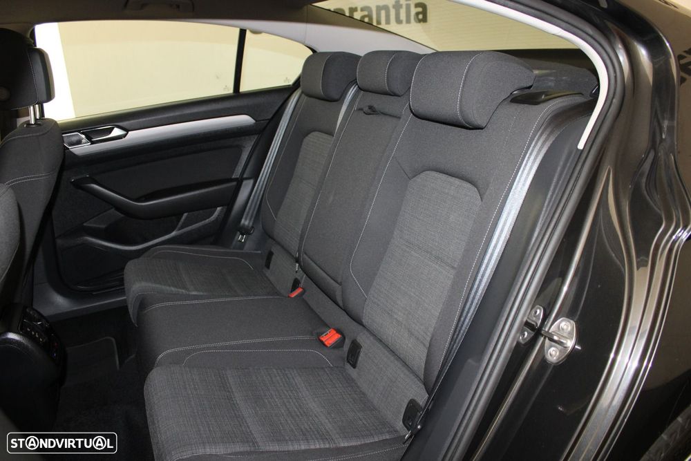 VW Passat 1.6 TDI Business DSG - 28