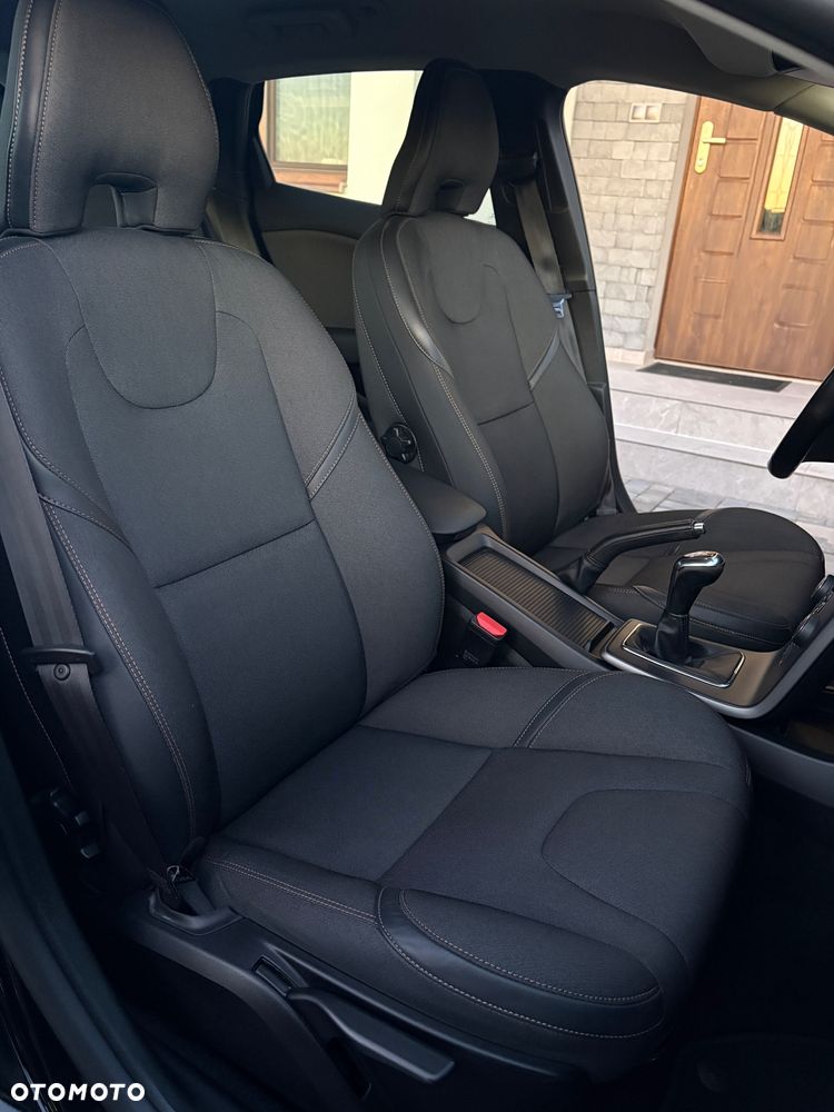 Volvo V40 Cross Country D2 Momentum - 27