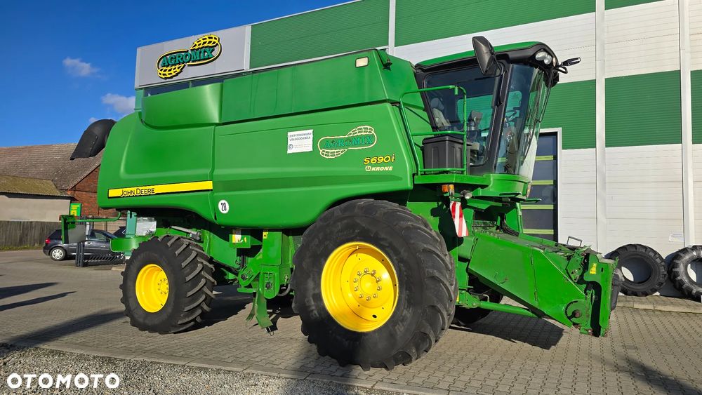John Deere S690i