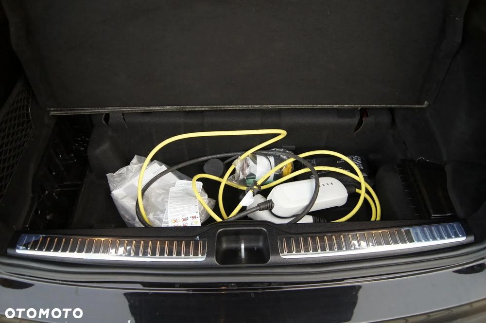 Mercedes-Benz GLC 300 e 4Matic 9G-TRONIC AMG Line Plus - 38