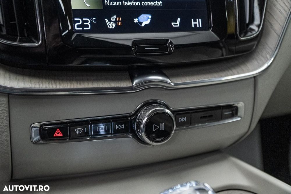 Volvo XC 60 B4 MHEV AT8 AWD Momentum Pro - 15