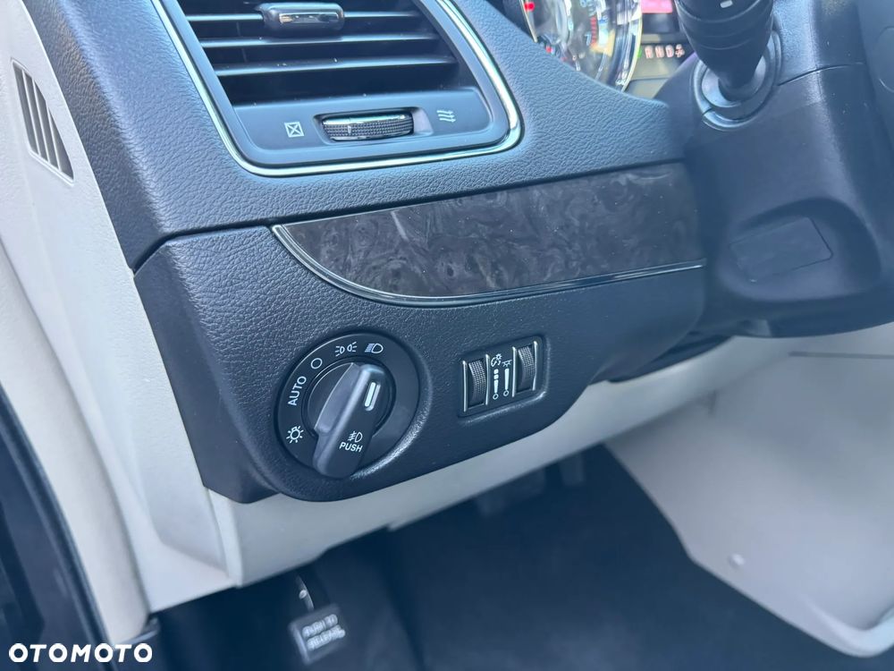 Chrysler Town & Country 3.6 Limited - 23