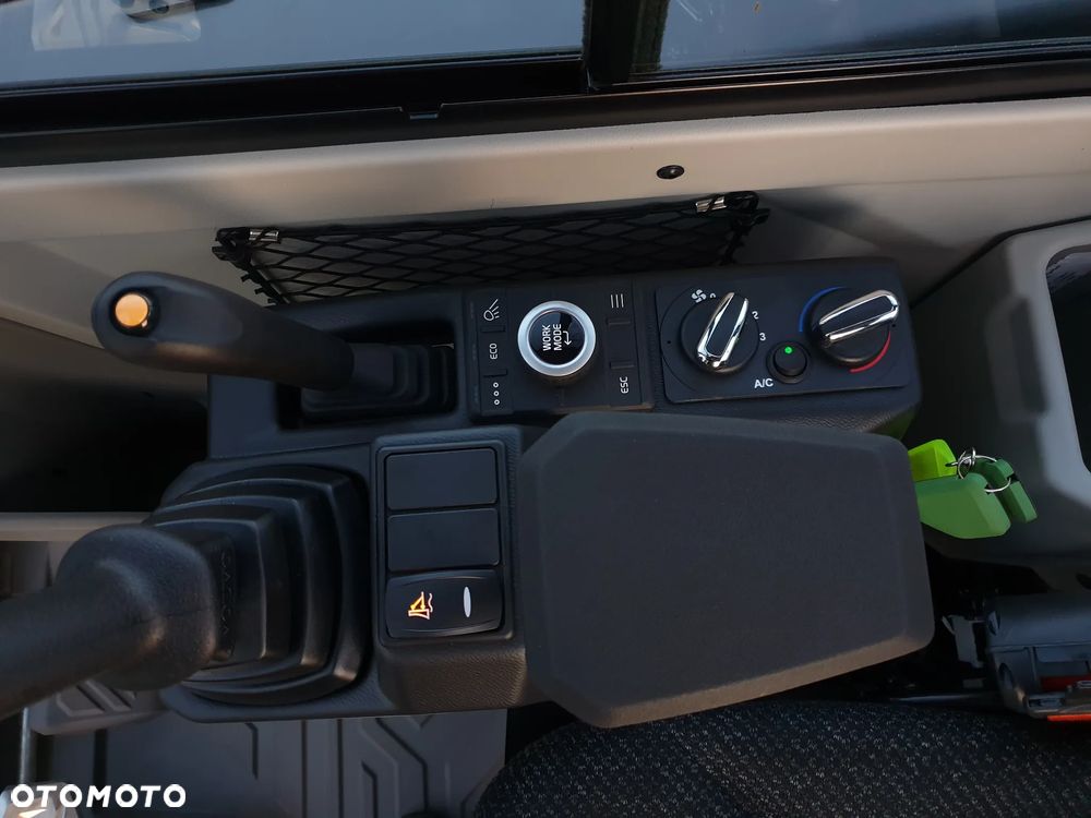 Volvo ECR40F KLIMATYZACJA NOWA DOSTĘPNA OD RĘKI, SZYBKOZŁĄCZE, DŁUGIE RAMIĘ, OBRÓT W OBRYSIE, ŁYŻKI: 300, 600, 1200MM SKARPOWA HYDRAULICZNA STEROWANA Z JOYSTICKA, PŁYWAJĄCY LEMIESZ SPYCHARKOWY - 19