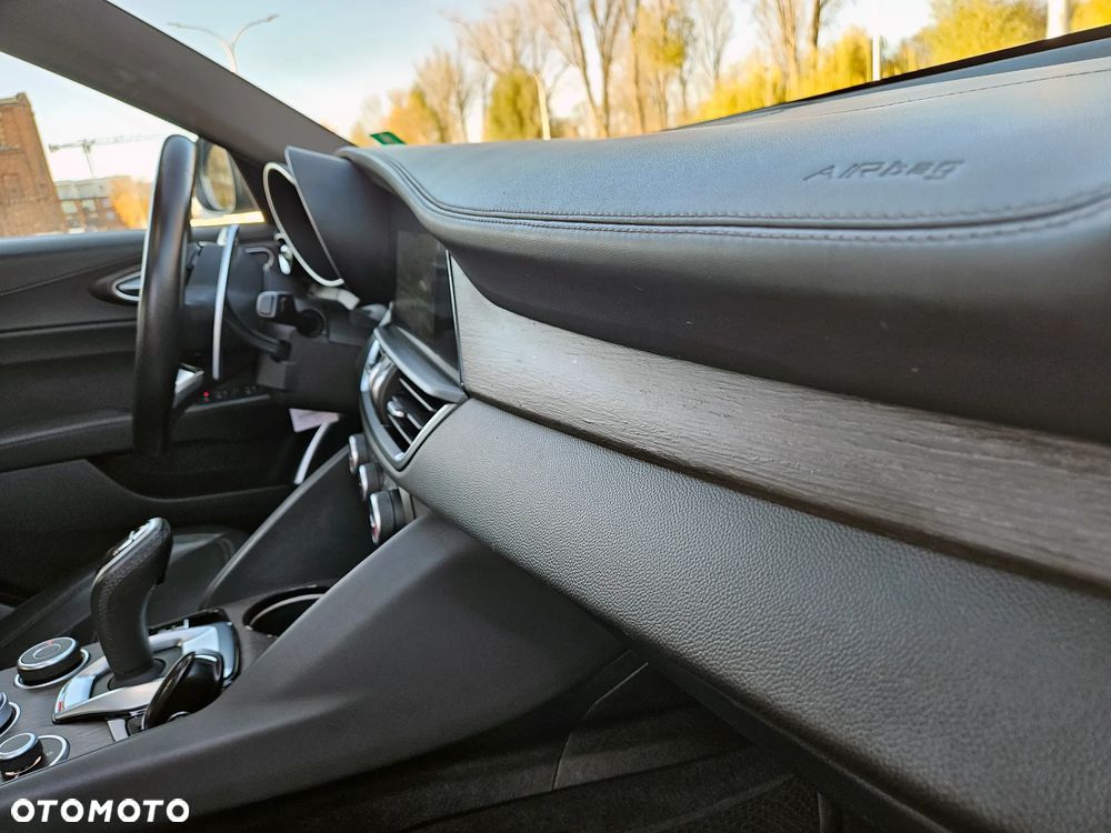 Alfa Romeo Giulia 2.0 Turbo 16V AT8-Q4 Veloce - 11