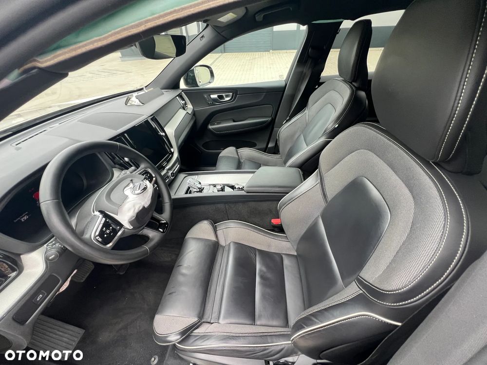 Volvo XC 60 B4 D AWD Plus Dark - 9