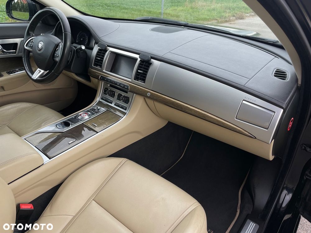 Jaguar XF 2.2 D Premium Luxury - 16