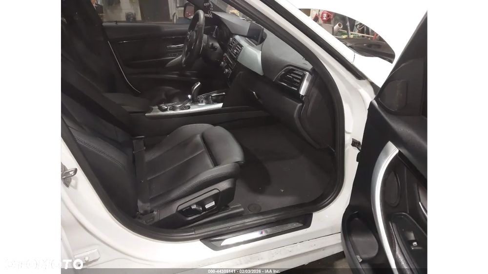 BMW Seria 3 330i xDrive - 9