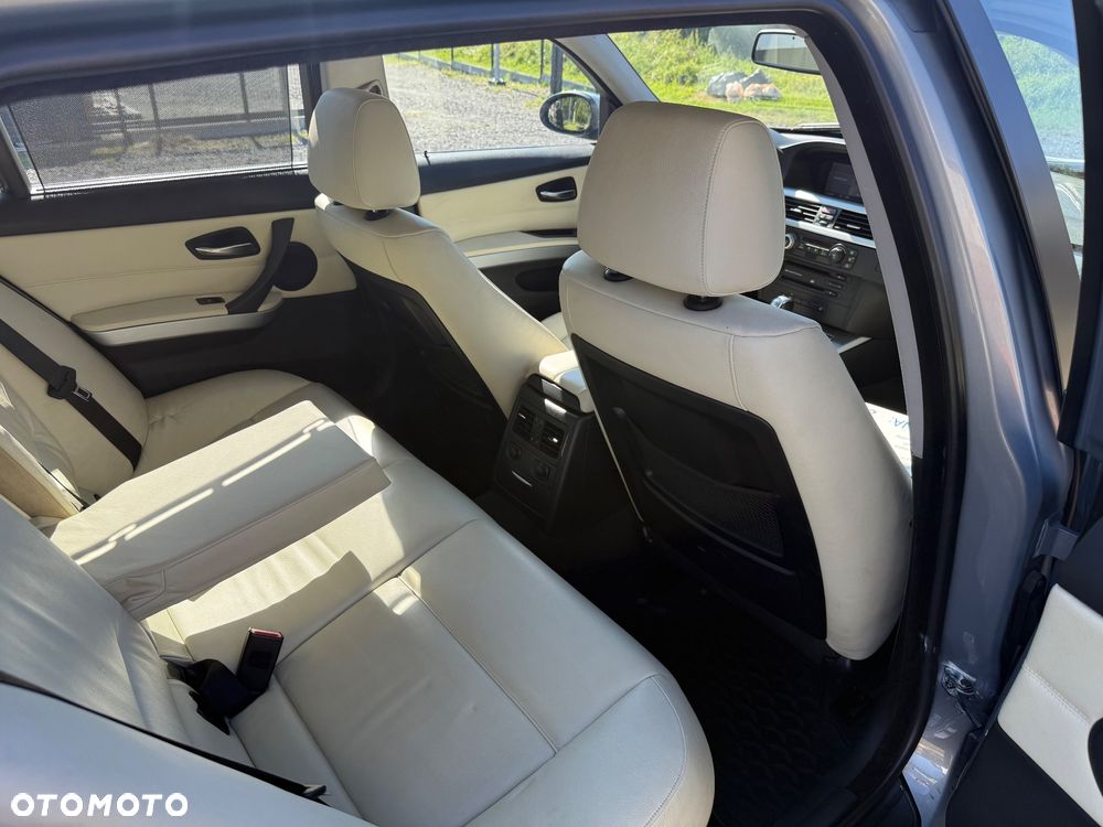 BMW Seria 3 325i Touring - 34